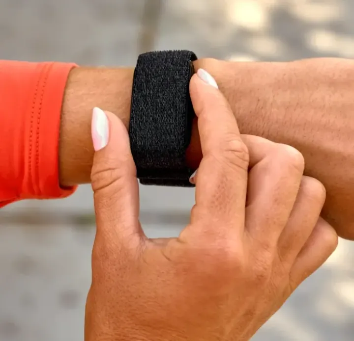Apple’dan Ekransız Akıllı Bileklik Geliyor: Apple Watch’a Yeni Alternatif