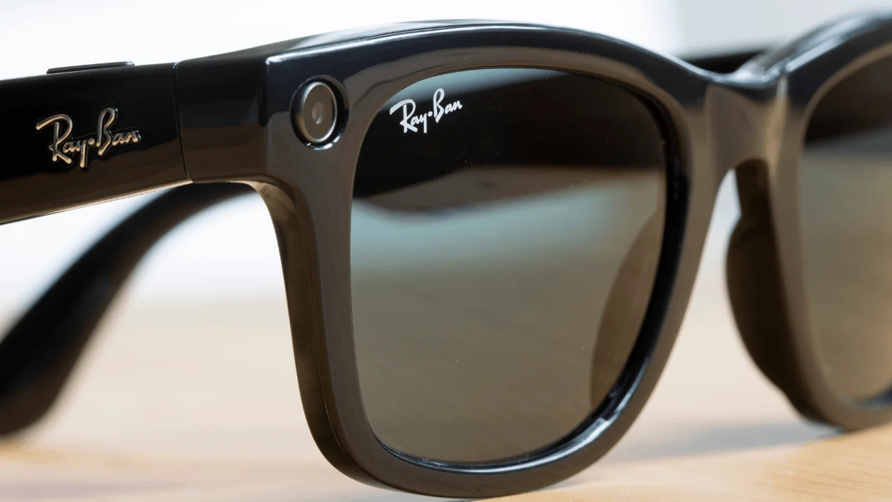 Ray-Ban'ın iki yeni akıllı gözlüğü üzerinde çalışıyor.