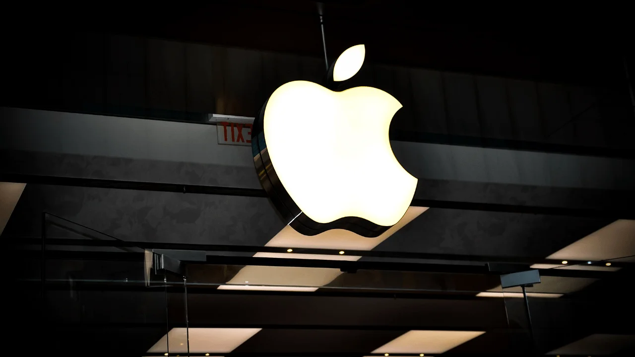 Apple, 2027'de genellikle camdan oluşan, eğimli bir iPhone piyasaya sürebilir.