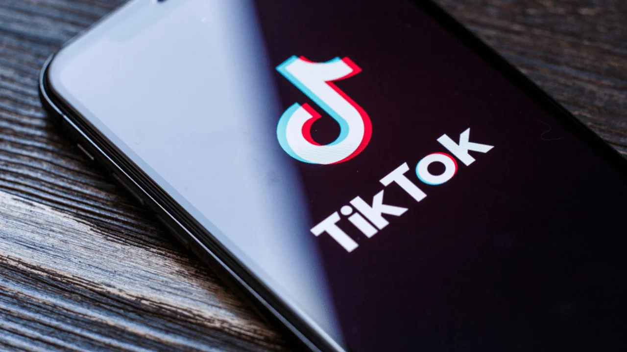 TikTok, yapay zeka destekli yeni özelliklerini tanıtarak erişilebilirliği artırmaya başladı.