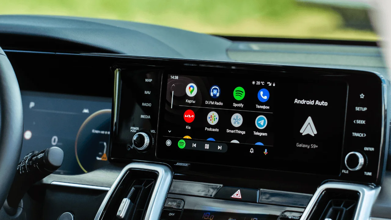 Android Auto'nun sürüş sırasında sesli moda geçiş özelliğini geliştirdiği bildirildi.