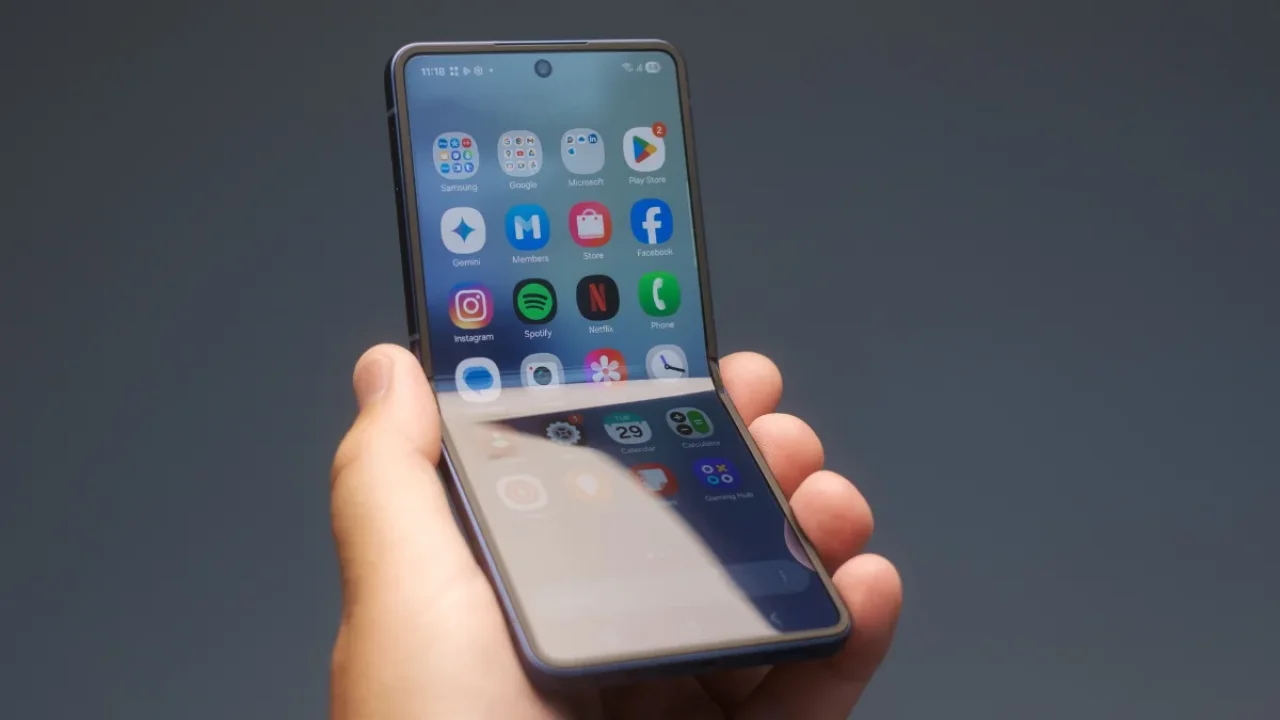 Samsung Galaxy Z Flip 8 Sızdırıldı: Daha İnce, Daha Hafif ve Yeni Menteşe Teknolojisi