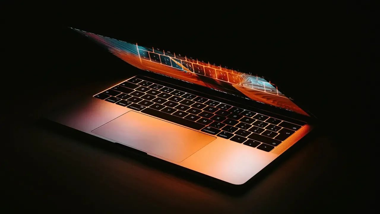 Apple, Yeni Nesil OLED Ekranlarla MacBook Pro ve iPad Pro’da Görüntü Kalitesini Yükseltmeye Hazırlanıyor